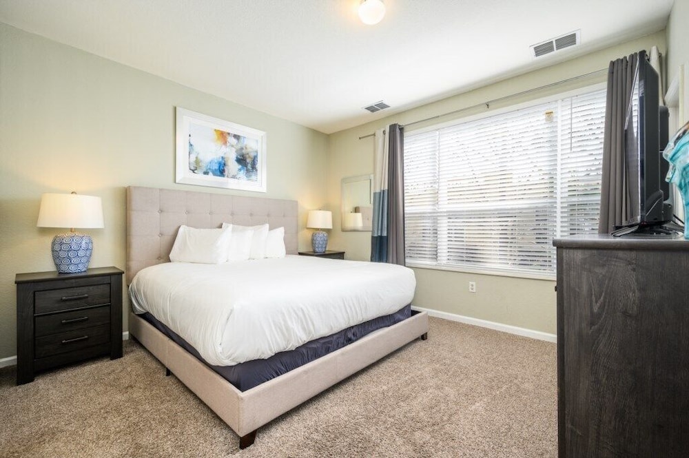 Apartment (New Modern Townhome, Near The Parks -)