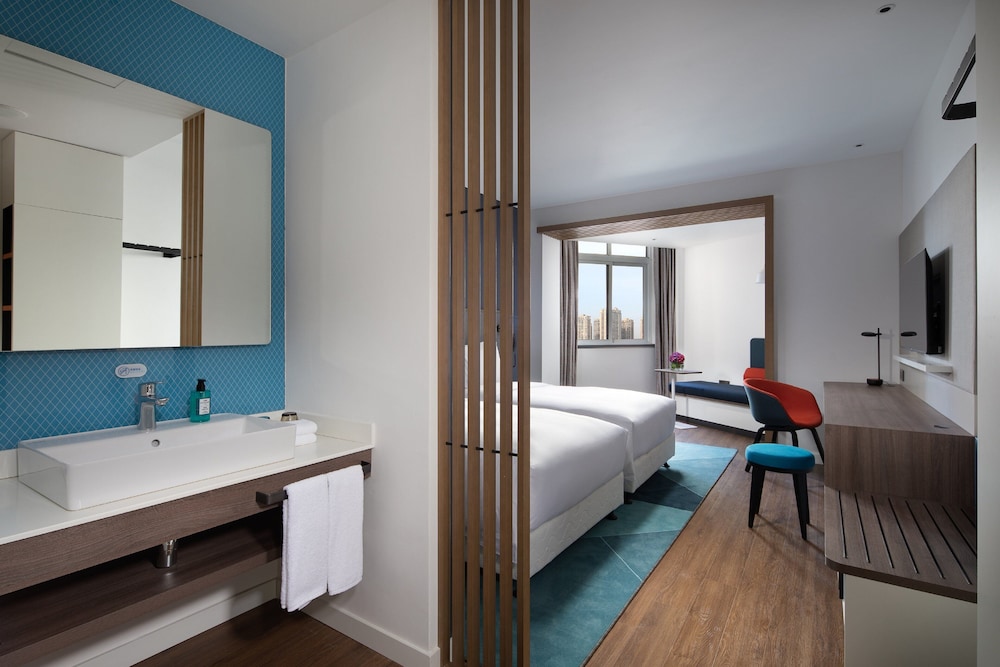 Standard Room, 2 Twin Beds, City View - Photo 4