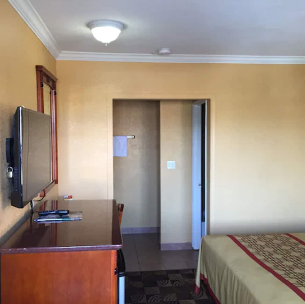 Standard Room, 1 Queen Bed, Smoking photo 2