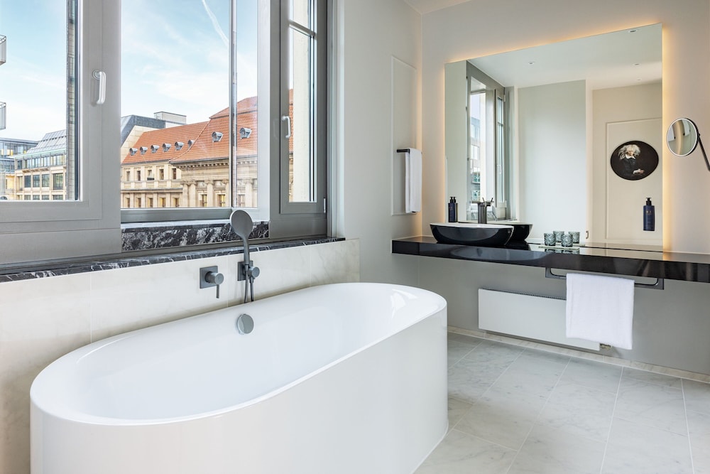 Suite, 1 King Bed, Corner thumbnail 5