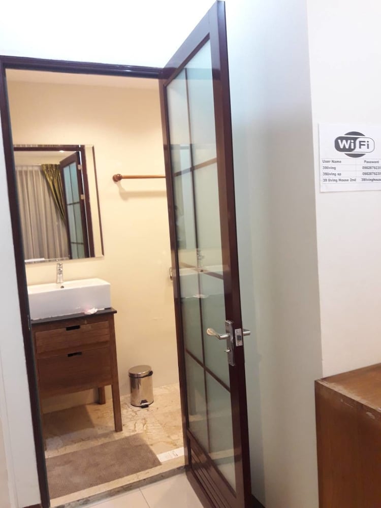 Standard Apartment, 1 King Bed, Private Bathroom, City View (301) photo 3