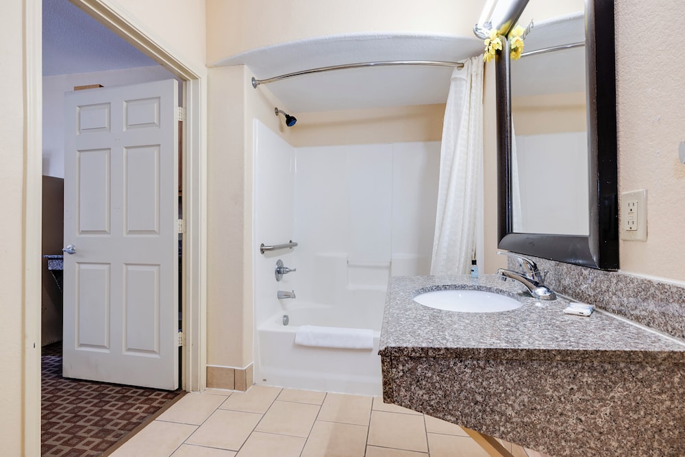 2 Queen Beds Accessible with Kitchenette - Photo 2