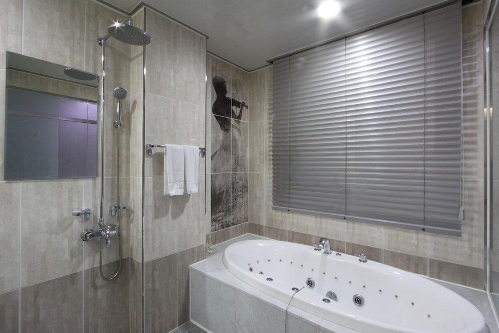 Deluxe Double Room with Complimentary Airport Pick-up & Drop-off (excluding weekends and holidays) photo 3