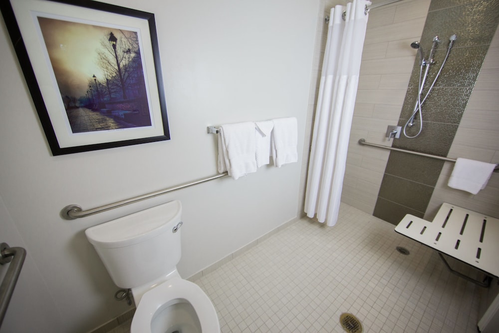 Room, 2 Queen Beds, Accessible (Roll-in Shower) - Photo 6