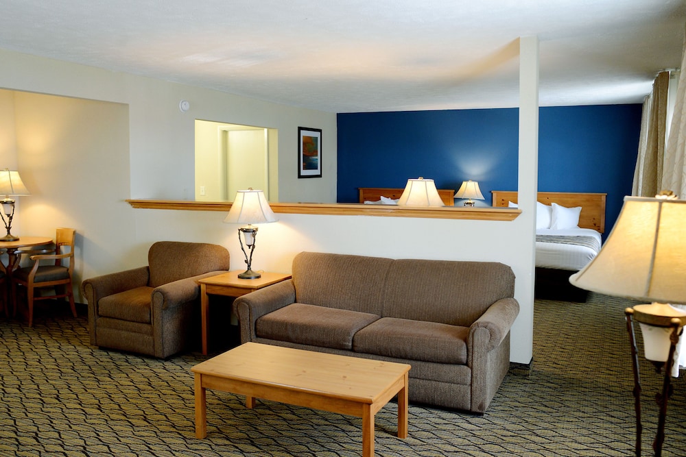 Deluxe Studio Suite, 2 Queen Beds and Sofa Bed, Lake View photo 2