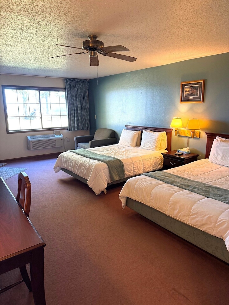 Basic Room, 2 Queen Beds, Lake View, Poolside