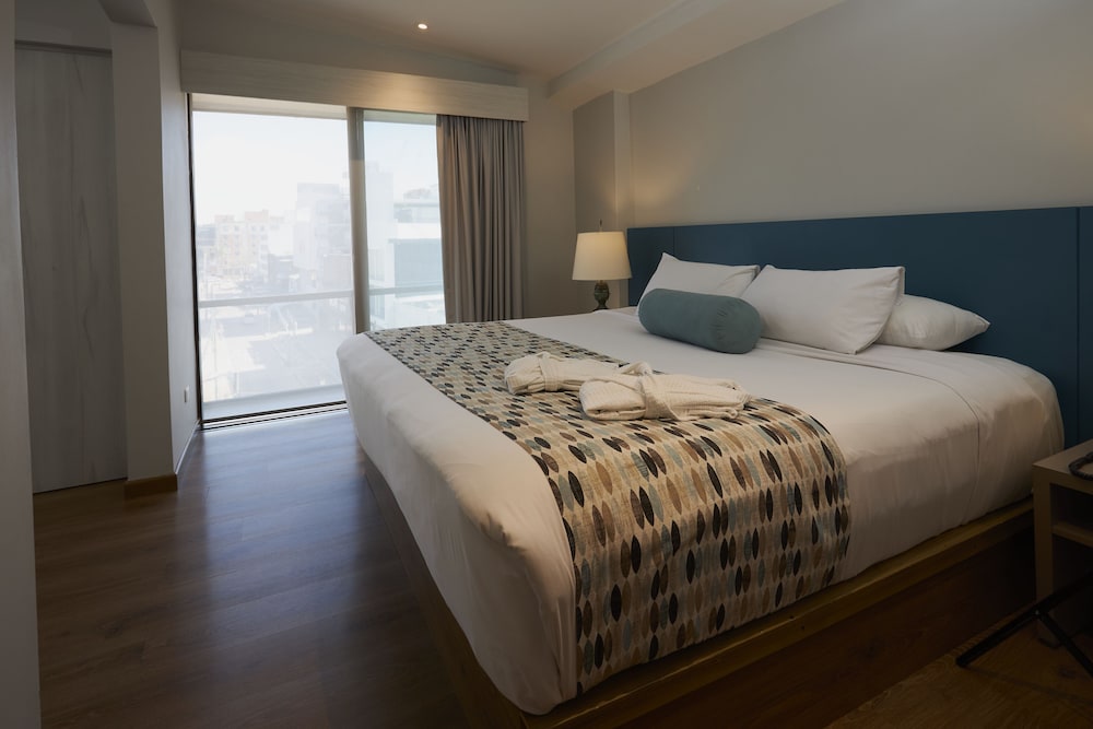 Superior Suite, 1 King Bed - Photo 14