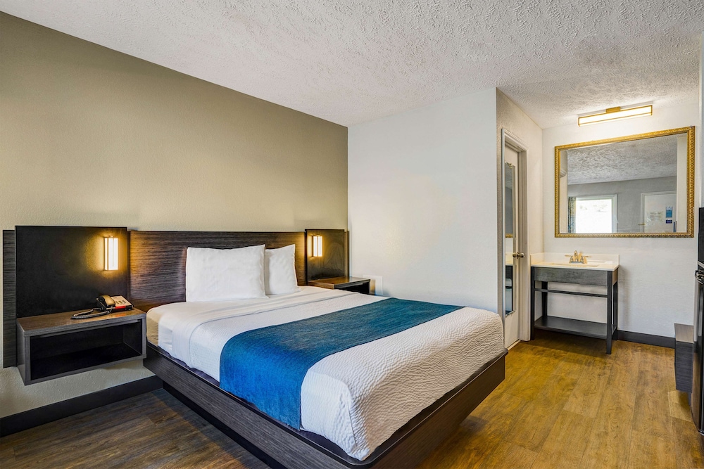 Deluxe Room, 1 Queen Bed, Non Smoking, Refrigerator & Microwave photo 1