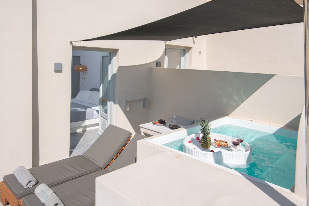 Cliff Suite, Caldera View, Outdoor Hot Tub (for 2) - Photo 3