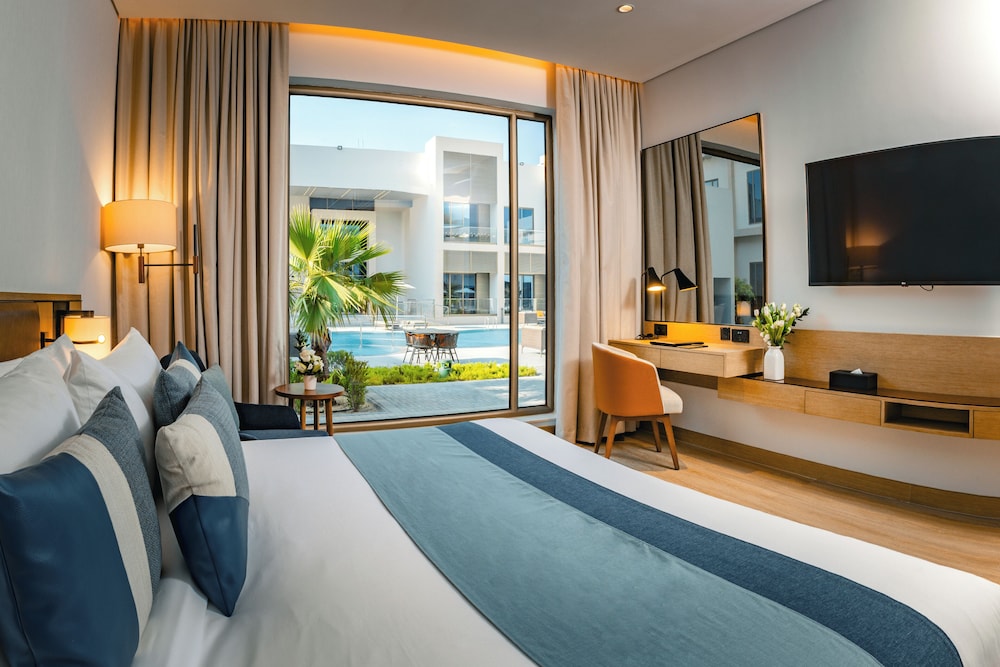 Superior Room, 1 King Bed, Pool View photo 3