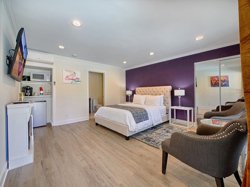 Deluxe Room, 1 Queen Bed photo 2