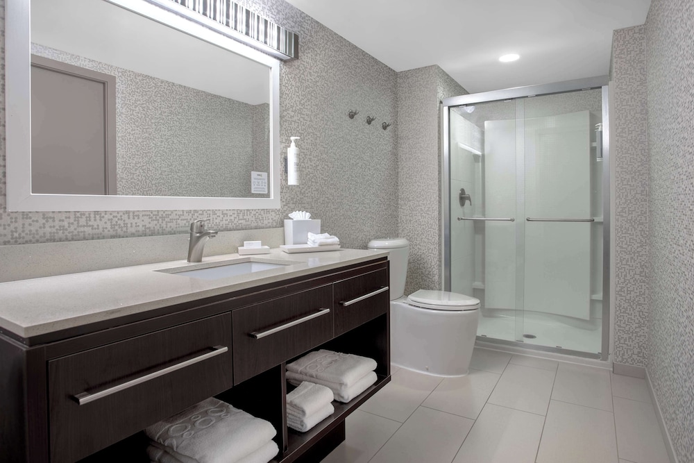 Suite, 1 King Bed, Accessible (Hearing) photo 3
