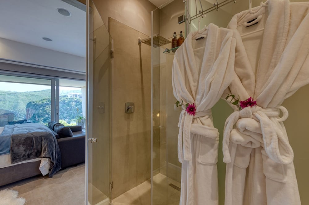 Classic Room, 1 King Bed, Balcony, Ocean View - Photo 3