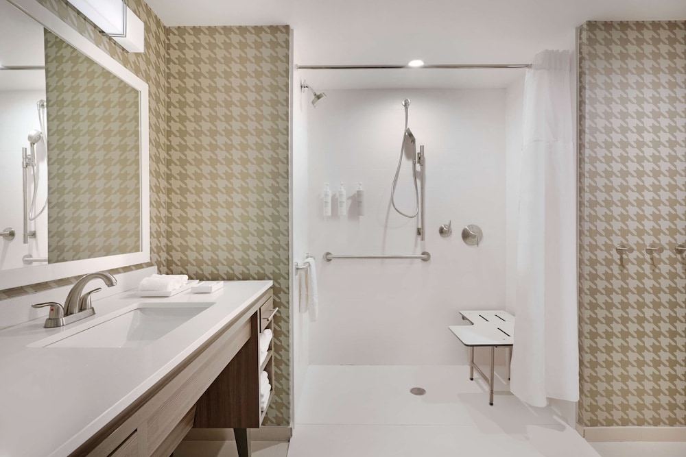 Studio, 2 Queen Beds, Accessible (Roll-In Shower) - Photo 1