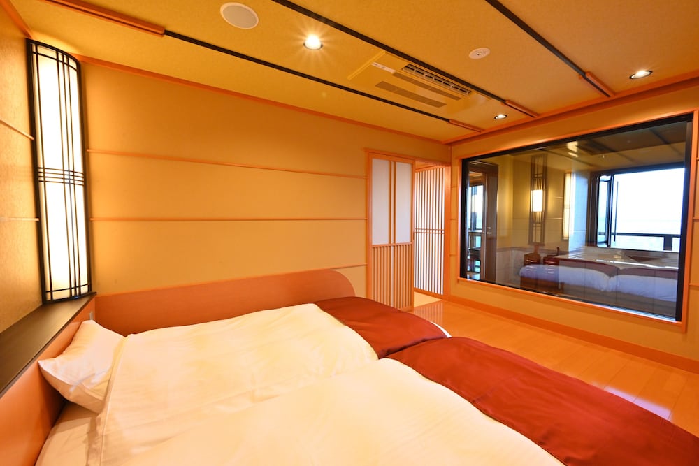 Japanese-Western Style Room with Open-Air Hot spring Bath - Photo 2