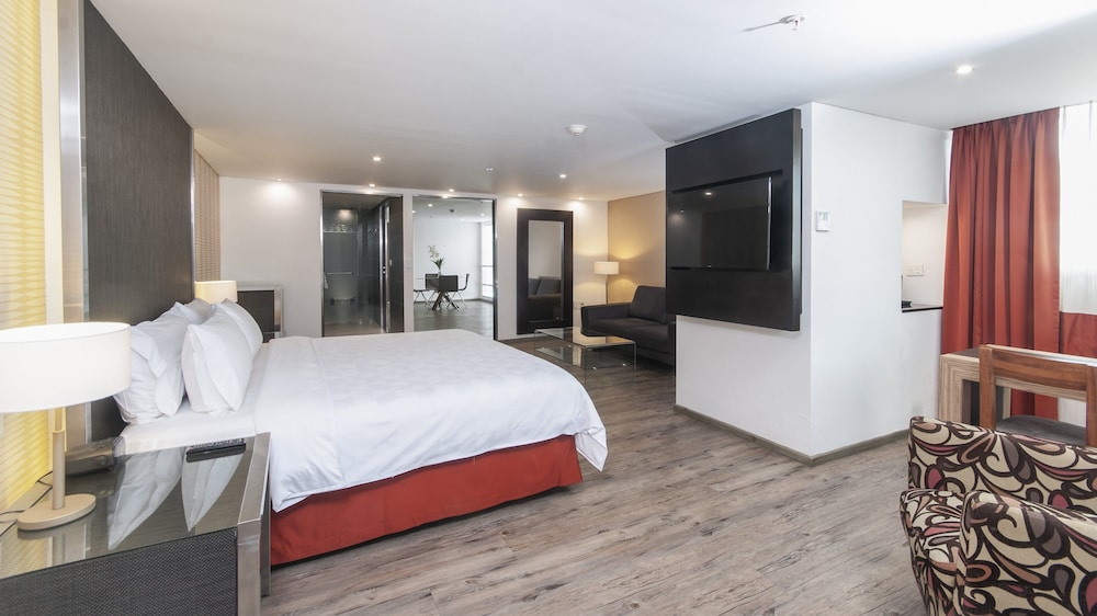Premium Room, 1 King Bed - Photo 3