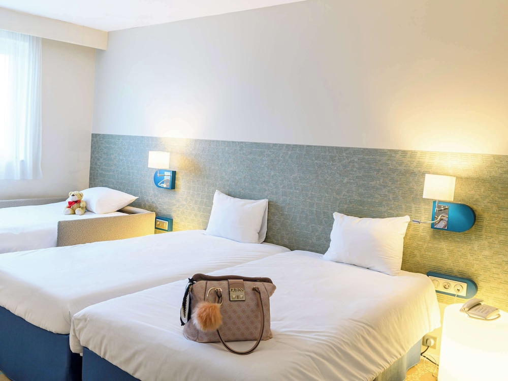 Standard Room, Multiple Beds - Photo 11