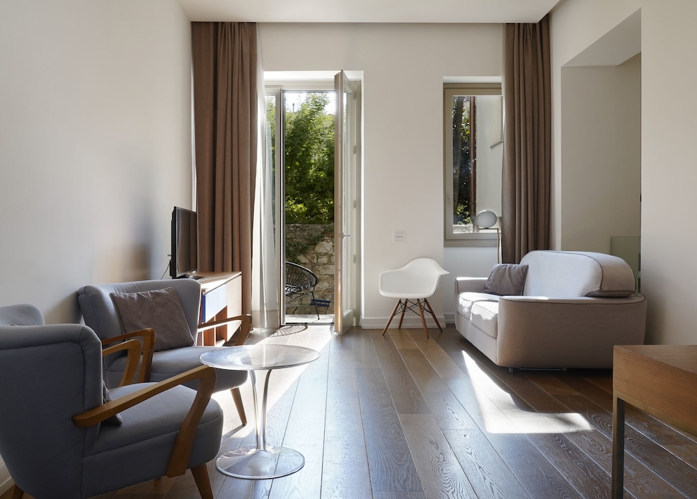 Large 1 Bedroom Apartment with Sofa Bed