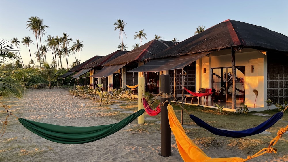 Superior Cabin, 1 King Bed, Beachfront (Aircon) photo 3