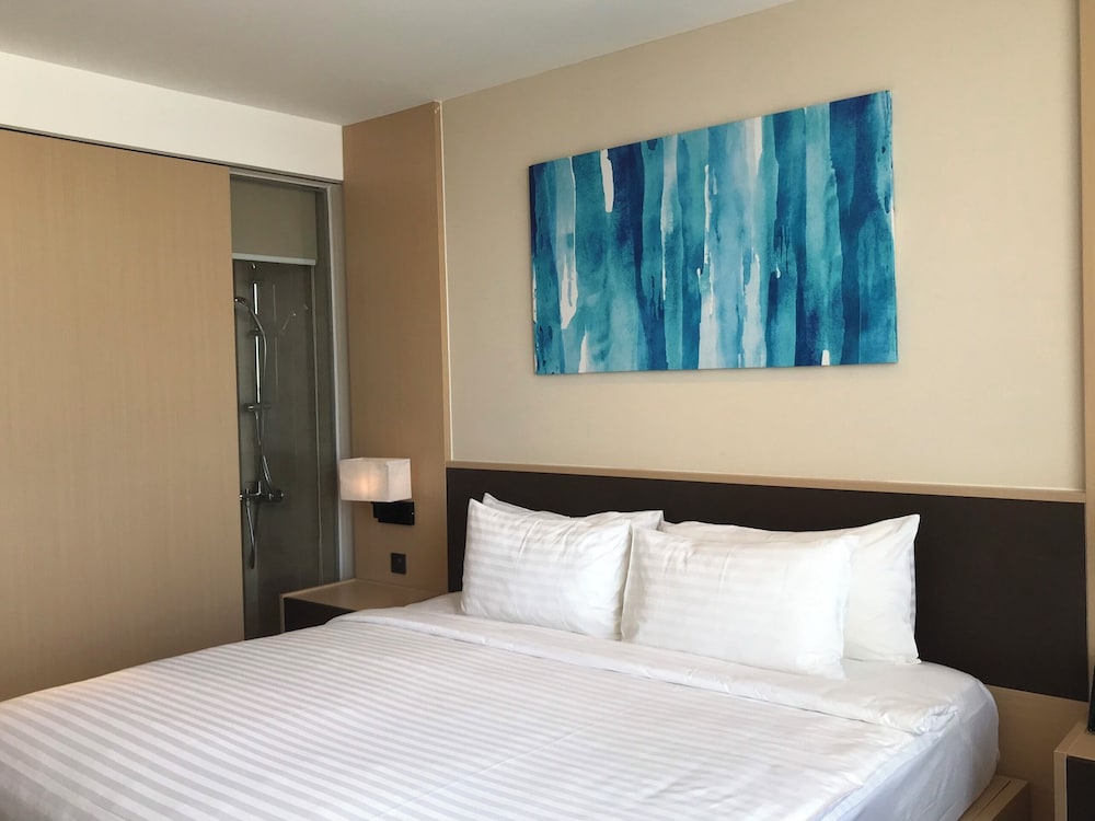 Basic Room, 1 King Bed, Balcony, Beach View