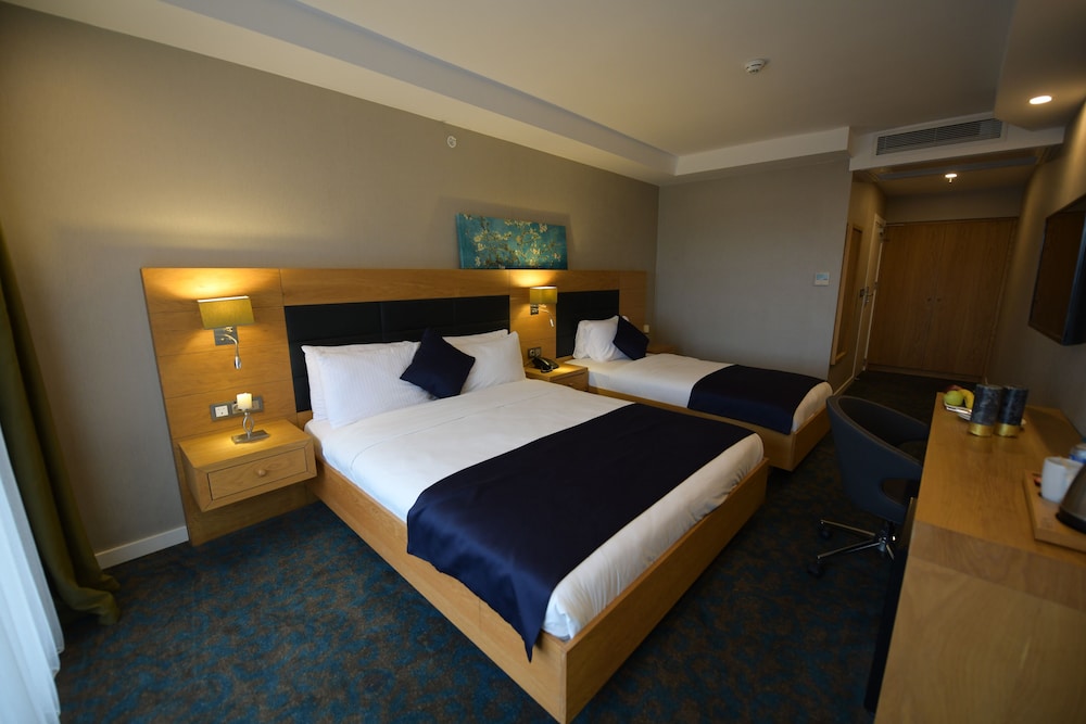 Deluxe Triple Room, 1 Bedroom, Partial Sea View