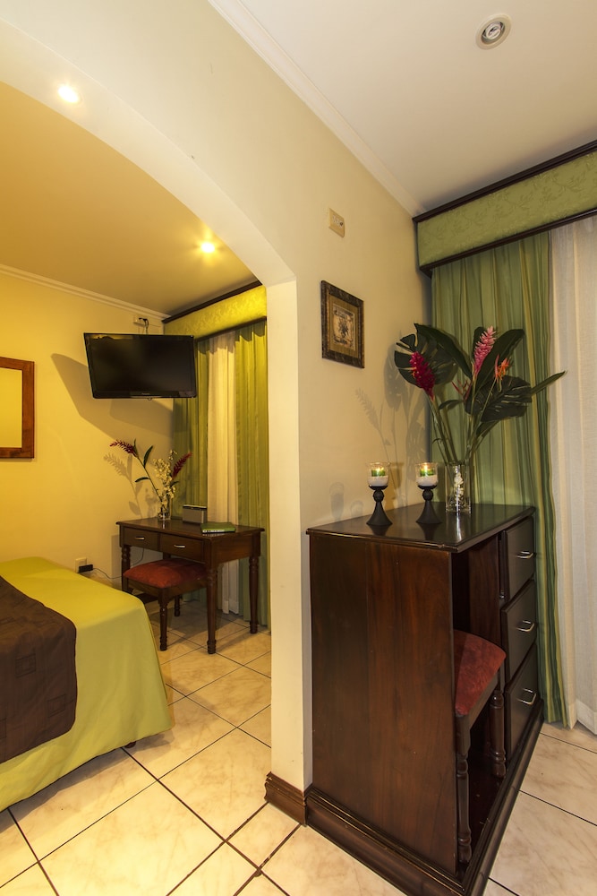 Standard Triple Room, Pool View photo 3