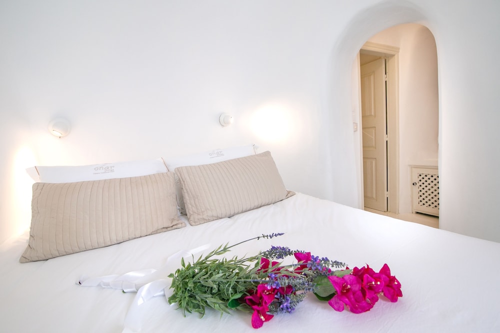 Junior Cave Suite with Hot Tub and Caldera View (Lily)