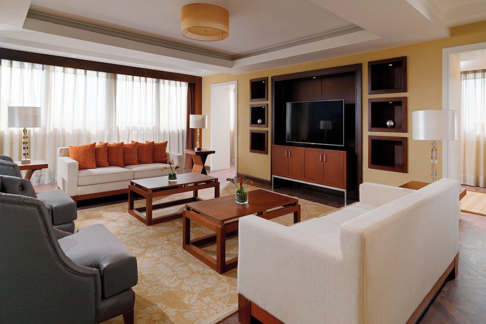 Club Suite, 1 King Bed - Photo 3
