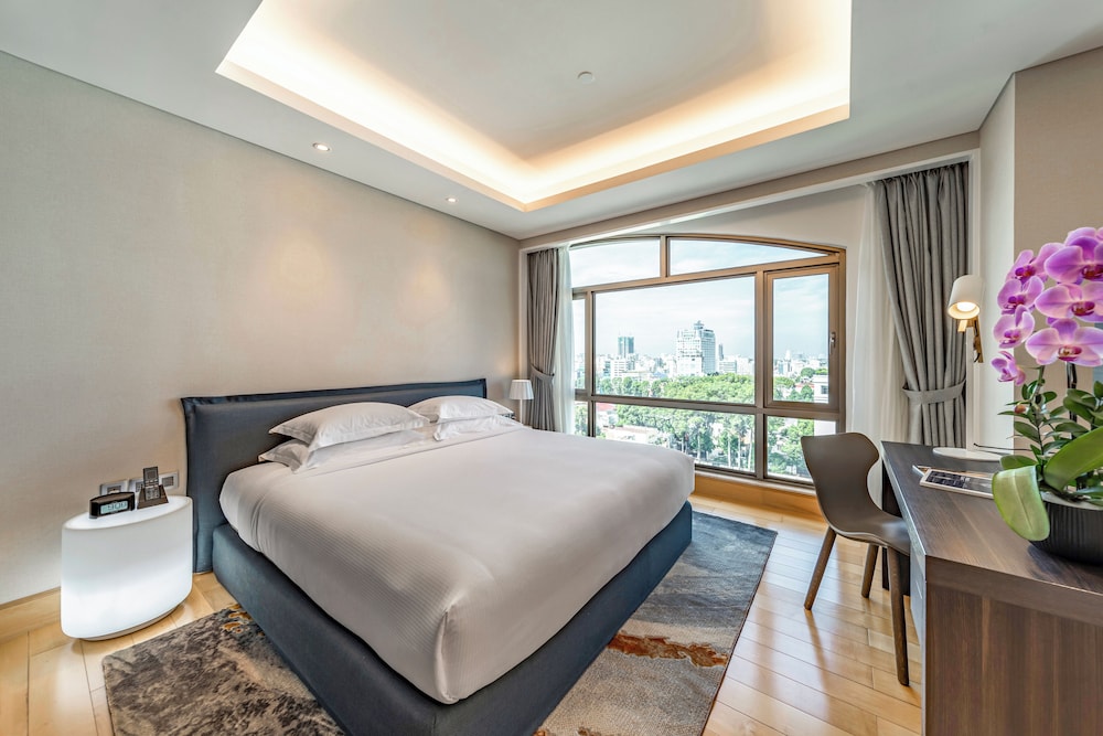 Deluxe Studio Suite, 1 King Bed, City View