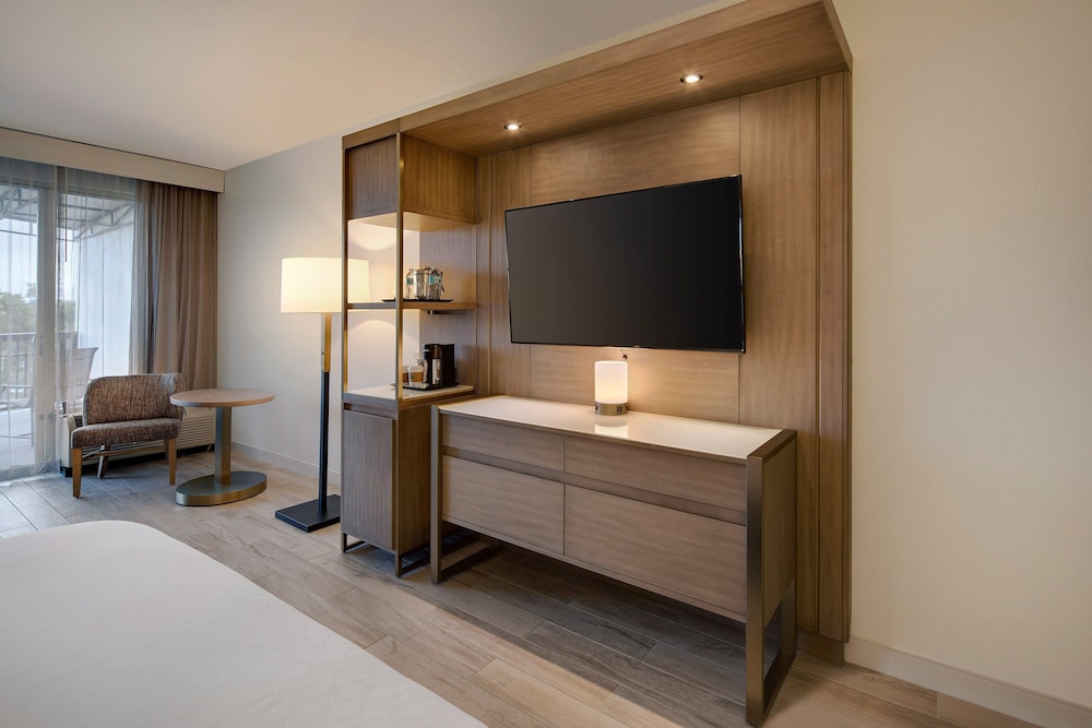 Club Room, 1 King Bed thumbnail 5