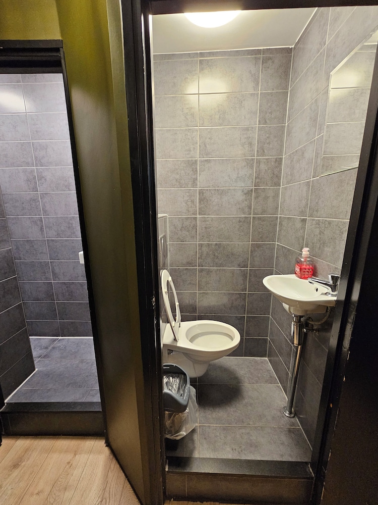 Standard Room, Multiple Beds, Shared Bathroom photo 3