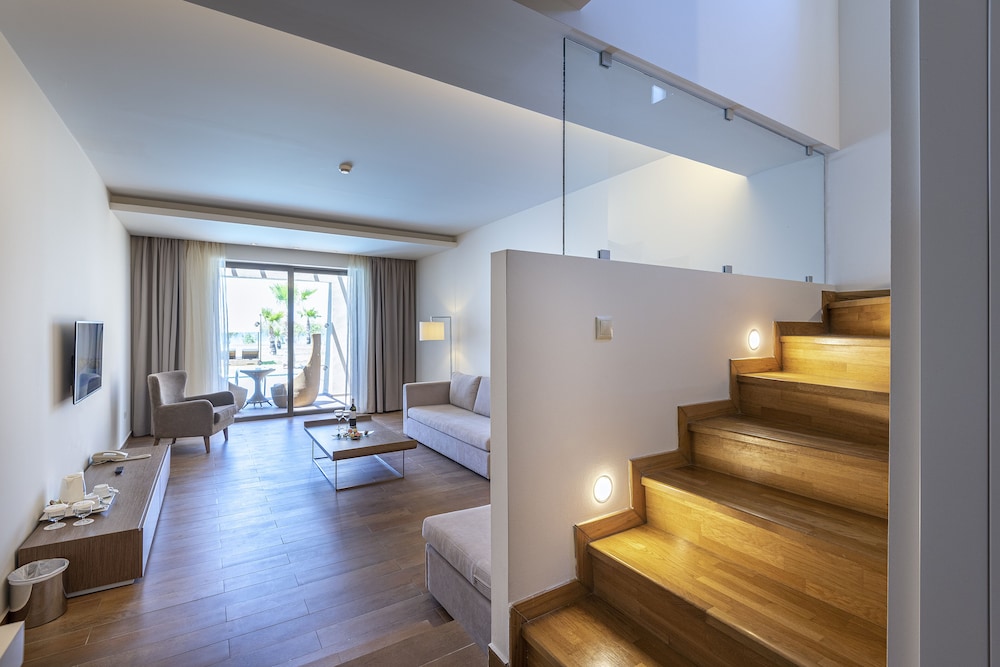 Maisonette Suite Sea Front with Sharing Pool - Photo 9
