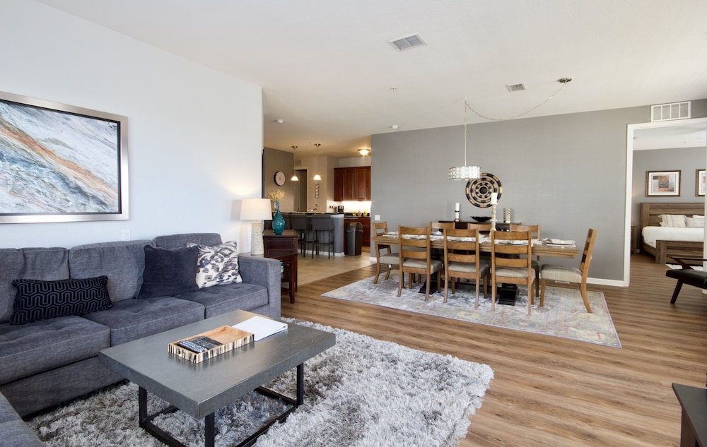 Deluxe Lakeview Condo (4302, 12308)