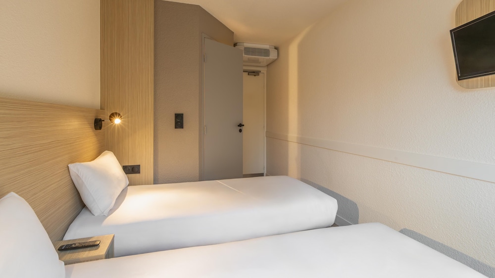Standard Room, 2 Twin Beds - Photo 3