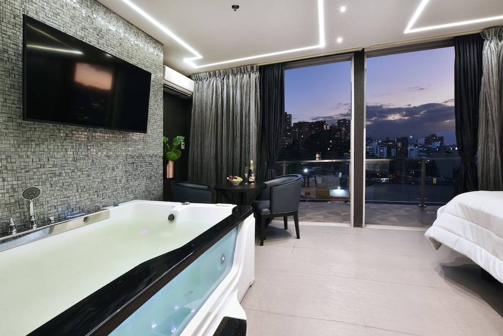 3 connected bedroom unit with hot tub and balcony photo 3