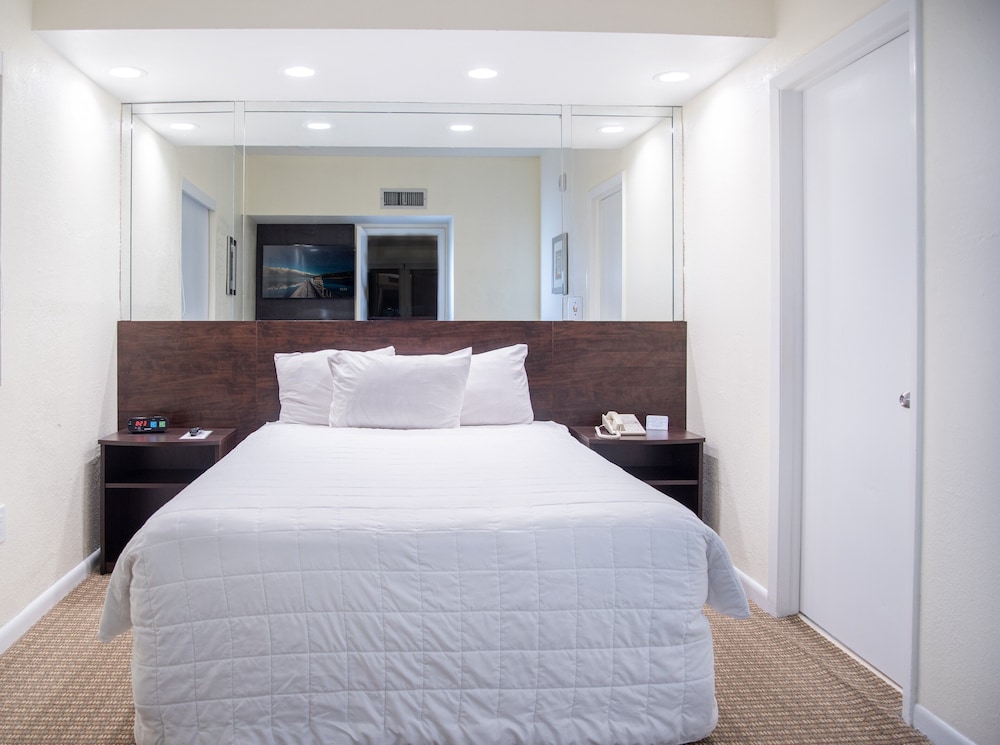 Oceanfront Queen Suite - Photo 1