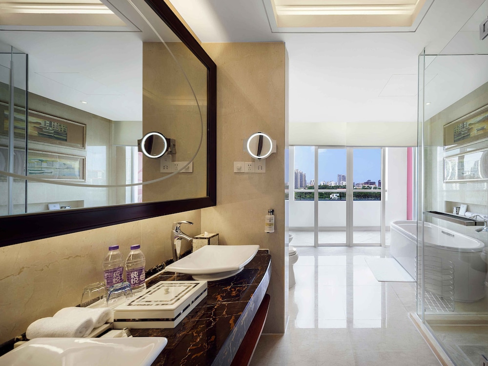 Deluxe Suite, 1 King Bed, Balcony, Sea View - Photo 2