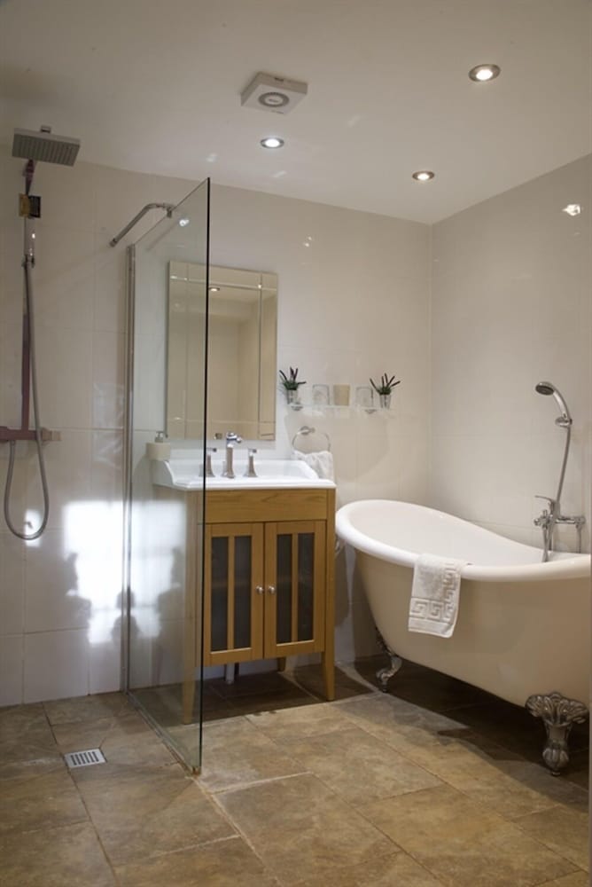 Deluxe Room, Ensuite photo 2