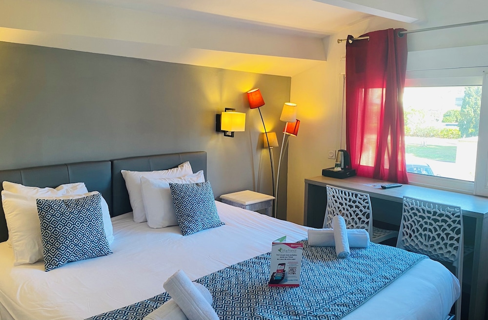 Suite, Connecting Rooms