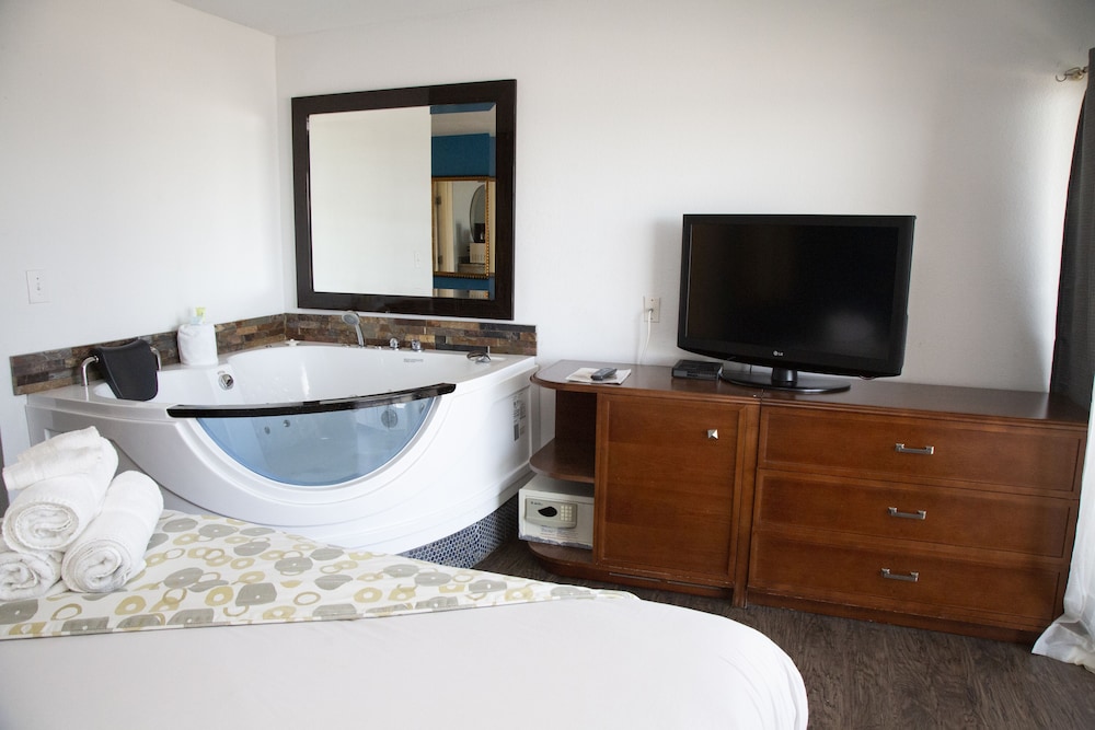 1 King Bed, Jetted Tub, Oceanfront - Photo 8