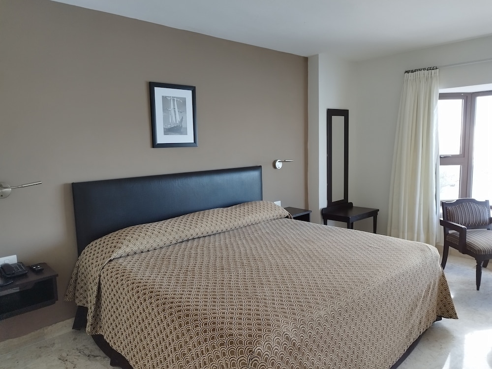 Superior Room, 1 King Bed - Photo 5