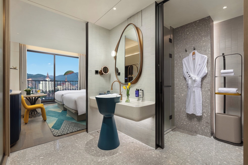 Standard Room, 2 Twin Beds, Balcony photo 3