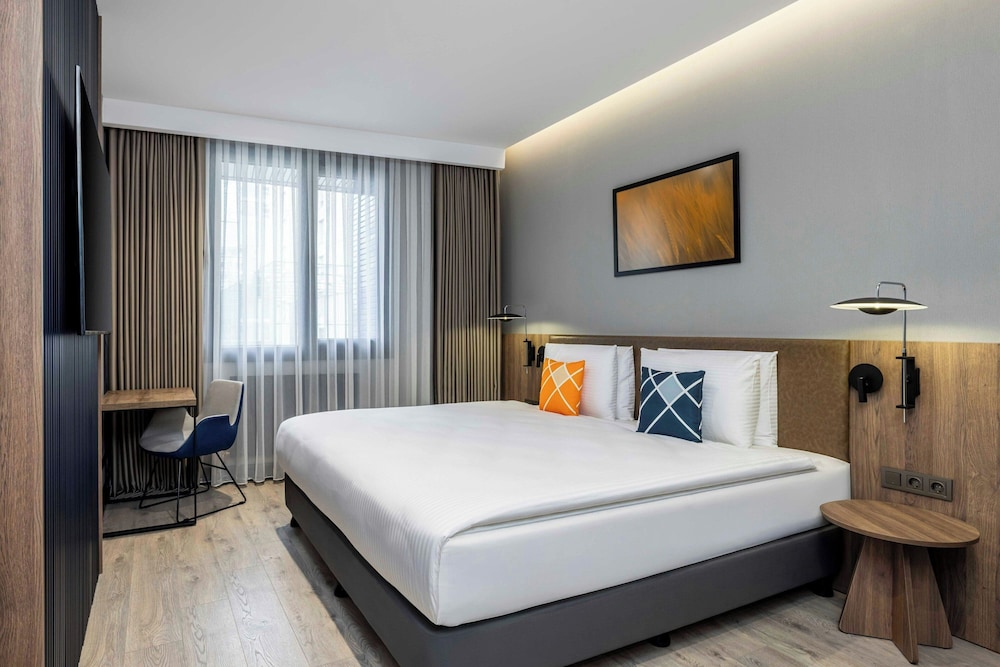Standard Room, 1 King Bed, View - Photo 4