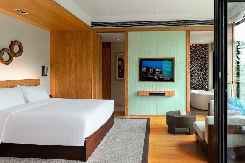 Classic Room, 1 King Bed, Lake View (Forest) - Photo 2