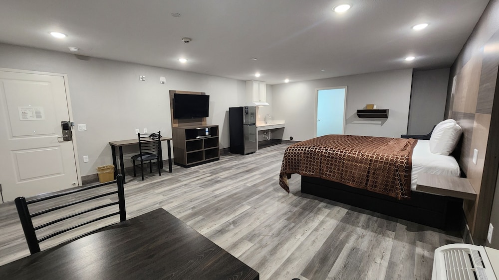 Deluxe Room, 1 King Bed, Non Smoking, Kitchenette