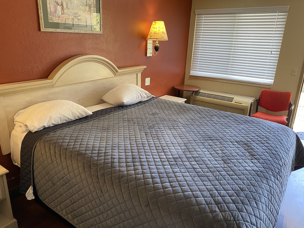 Standard Room, 1 King Bed photo 3