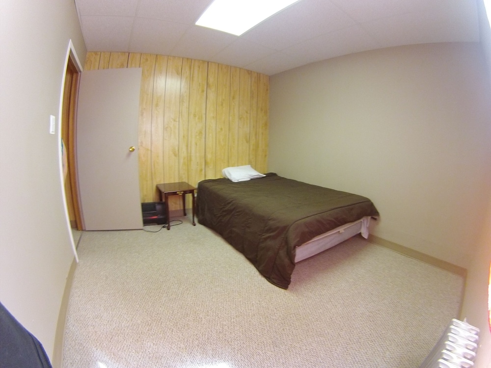 Single room, 1 queen bed (bathroom possibly shared with 2 other guests) photo 2