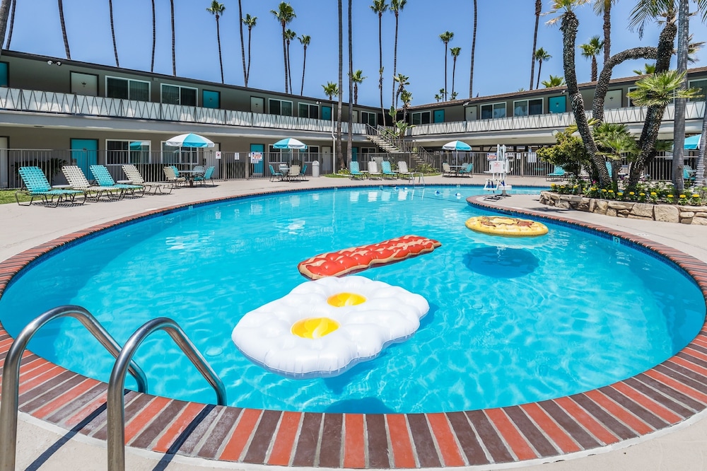 Deluxe Room, 2 Queen Beds, Pool View, Poolside - Photo 8