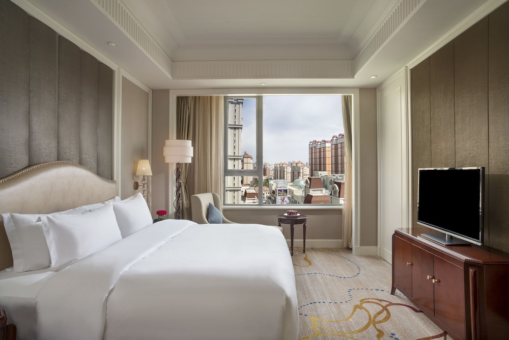 Junior Suite, 1 King Bed, Club Lounge Access, Corner photo 2