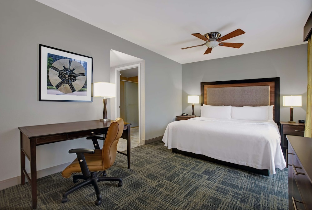 Deluxe Studio, 1 King Bed - Photo 2